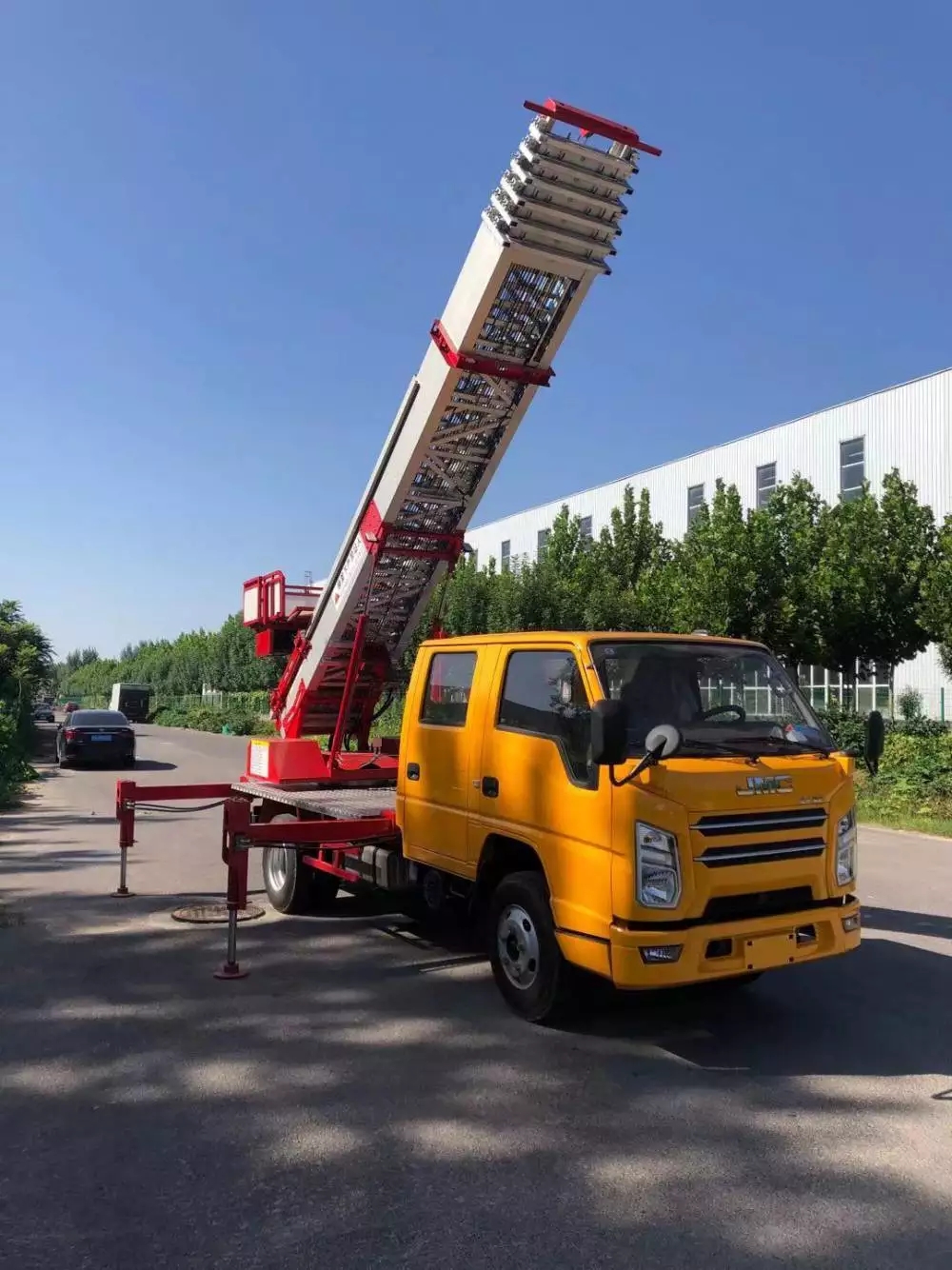 上饶附近的云梯车出租服务：轻松解决高空作业需求